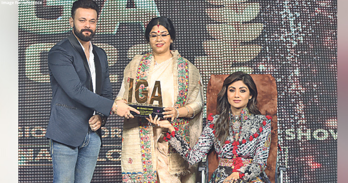 First India, Entertainment Managing Editor, Ashish Tiwari bestowed by Shilpa Shetty at Glory Awards 2022
